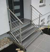 Edelstahl-Treppe Quattrostep mit Doppelholmwangen